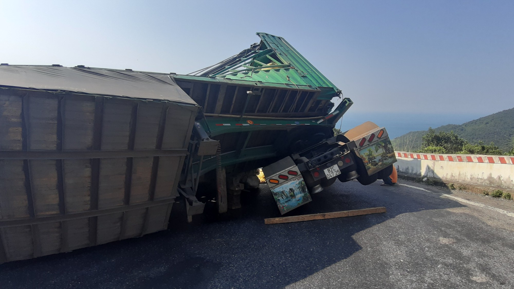 Lật xe container, 27 tấn dừa nằm lăn l&oacute;c tr&ecirc;n đ&egrave;o Hải V&acirc;n - Ảnh 5.