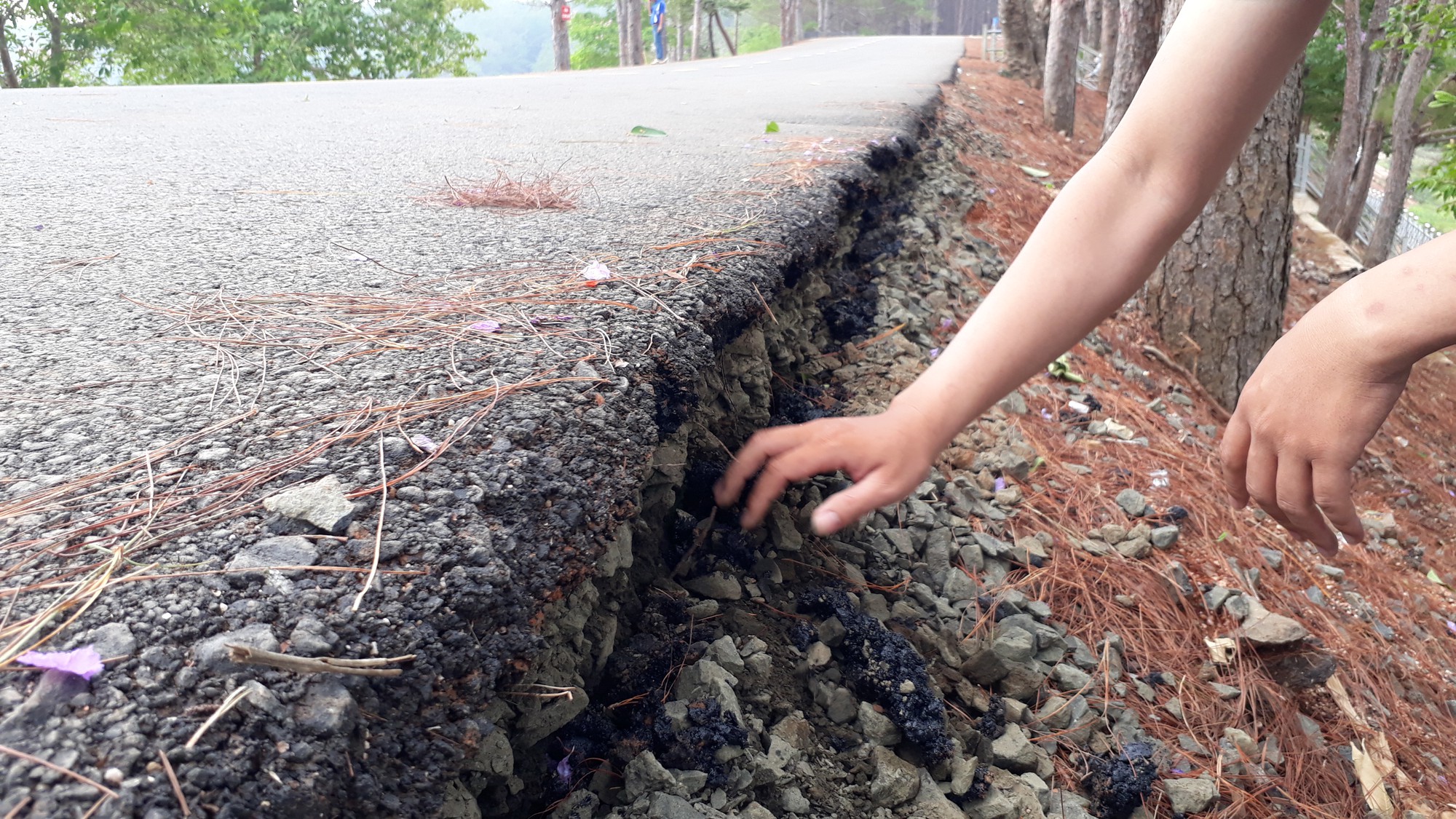 Gia Lai: Đường mới làm, chỉ cần dùng tay cào nhẹ là vỡ vụn