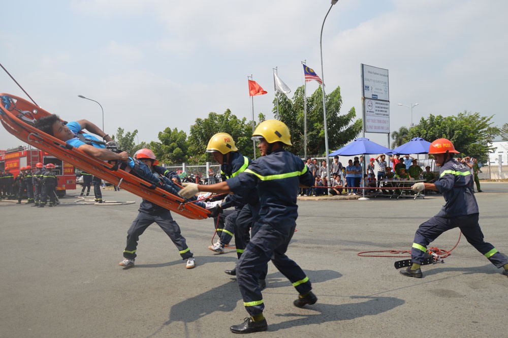 Cháy hơn 4 giờ tại công ty từng diễn tập dập tắt lửa trong 15 phút - Ảnh 4.