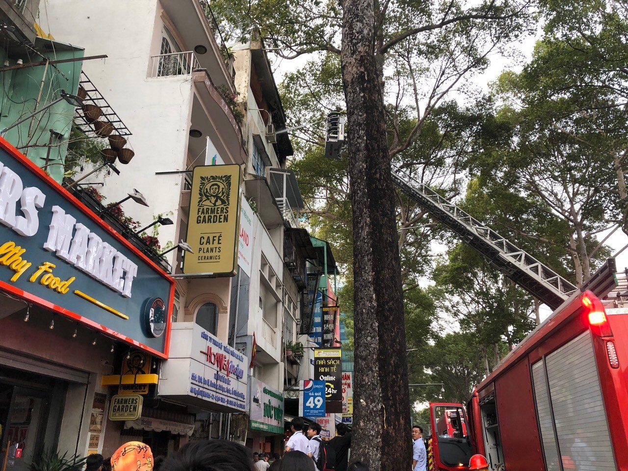 Cứu 3 em nhỏ thoát khỏi hỏa hoạn ở trung tâm TP HCM