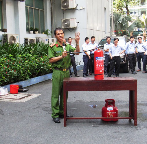 Sawaco tổ chức huấn luyện nghiệp vụ PCCC và thực tập phương án chữa cháy, cứu nạn, cứu hộ - Ảnh 2.