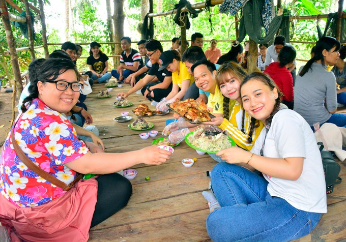 Chết m&ecirc; với m&oacute;n g&agrave; nướng, x&eacute; phay tr&ecirc;n đỉnh Ma Thi&ecirc;n L&atilde;nh - Ảnh 2.