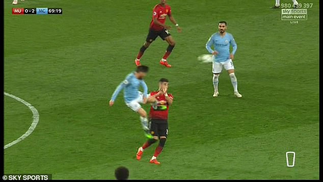 David Silva thoát thẻ đỏ khi tung cước vào ngực đối thủ - Ảnh 5.