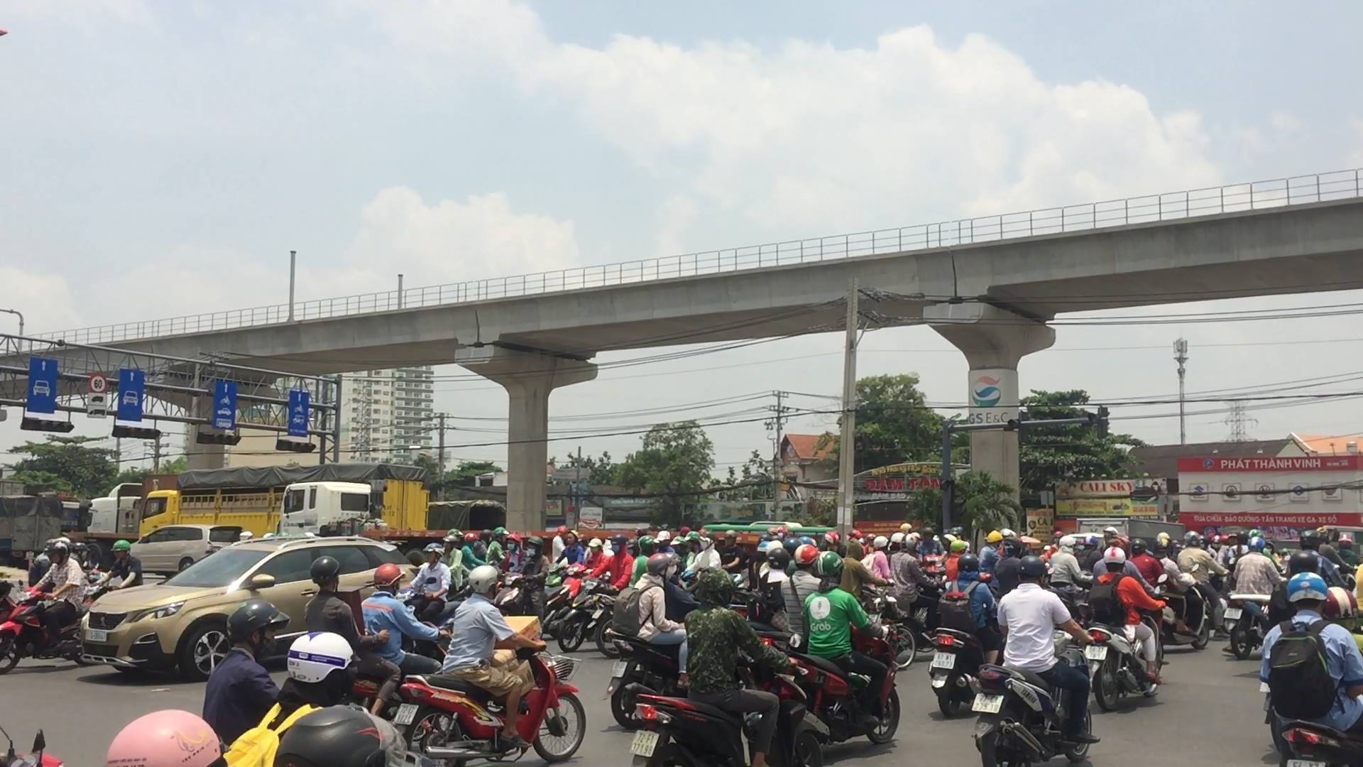 D&ograve;ng người đ&aacute;nh vật với kẹt xe, nắng n&oacute;ng tr&ecirc;n xa lộ H&agrave; Nội - Ảnh 7.