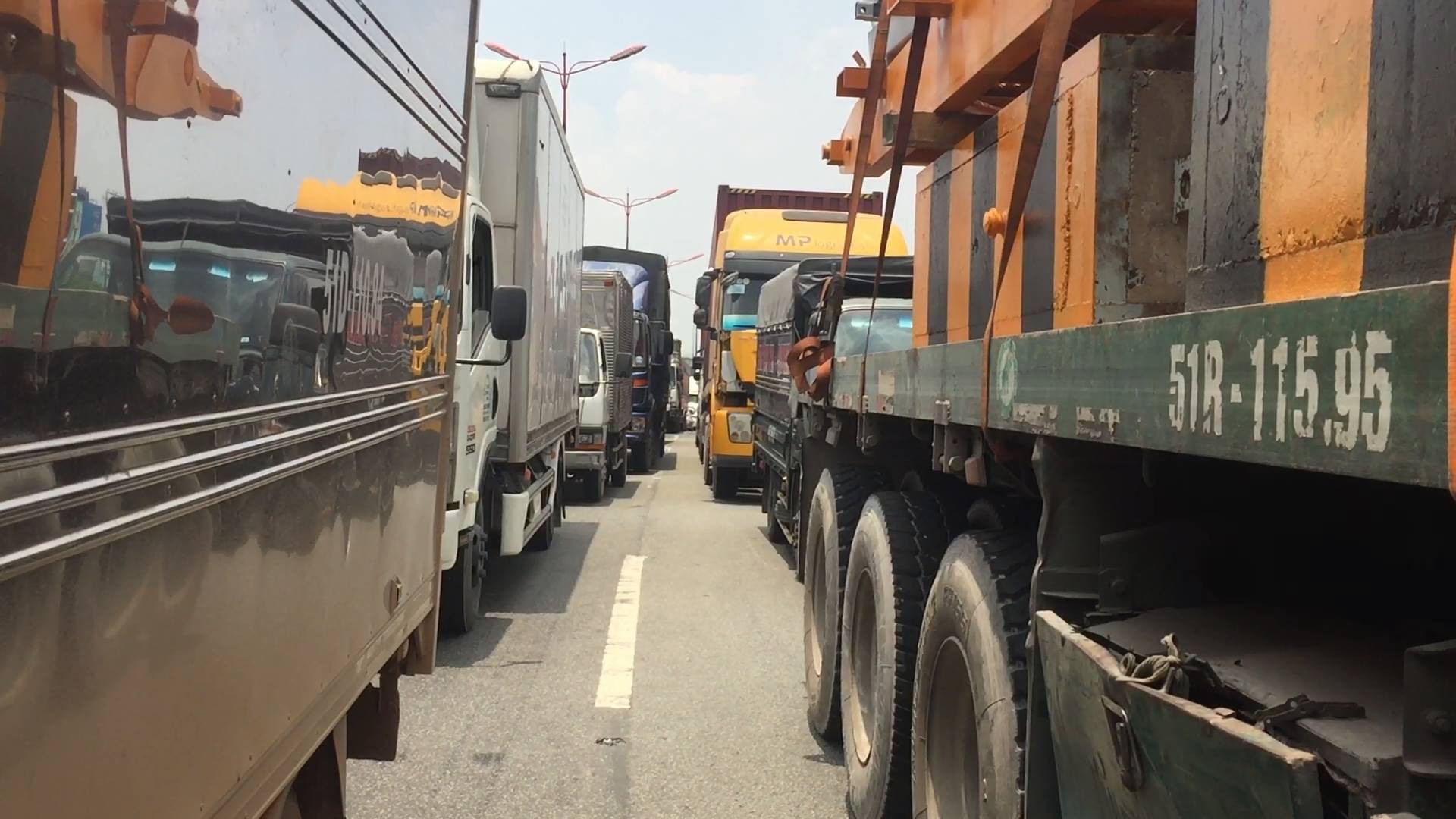 D&ograve;ng người đ&aacute;nh vật với kẹt xe, nắng n&oacute;ng tr&ecirc;n xa lộ H&agrave; Nội - Ảnh 4.
