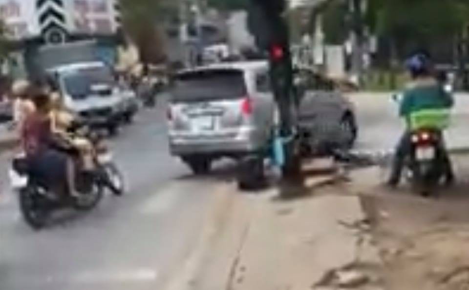 CSGT truy đuổi &ocirc; t&ocirc; 7 chỗ như phim h&agrave;nh động - Ảnh 2.