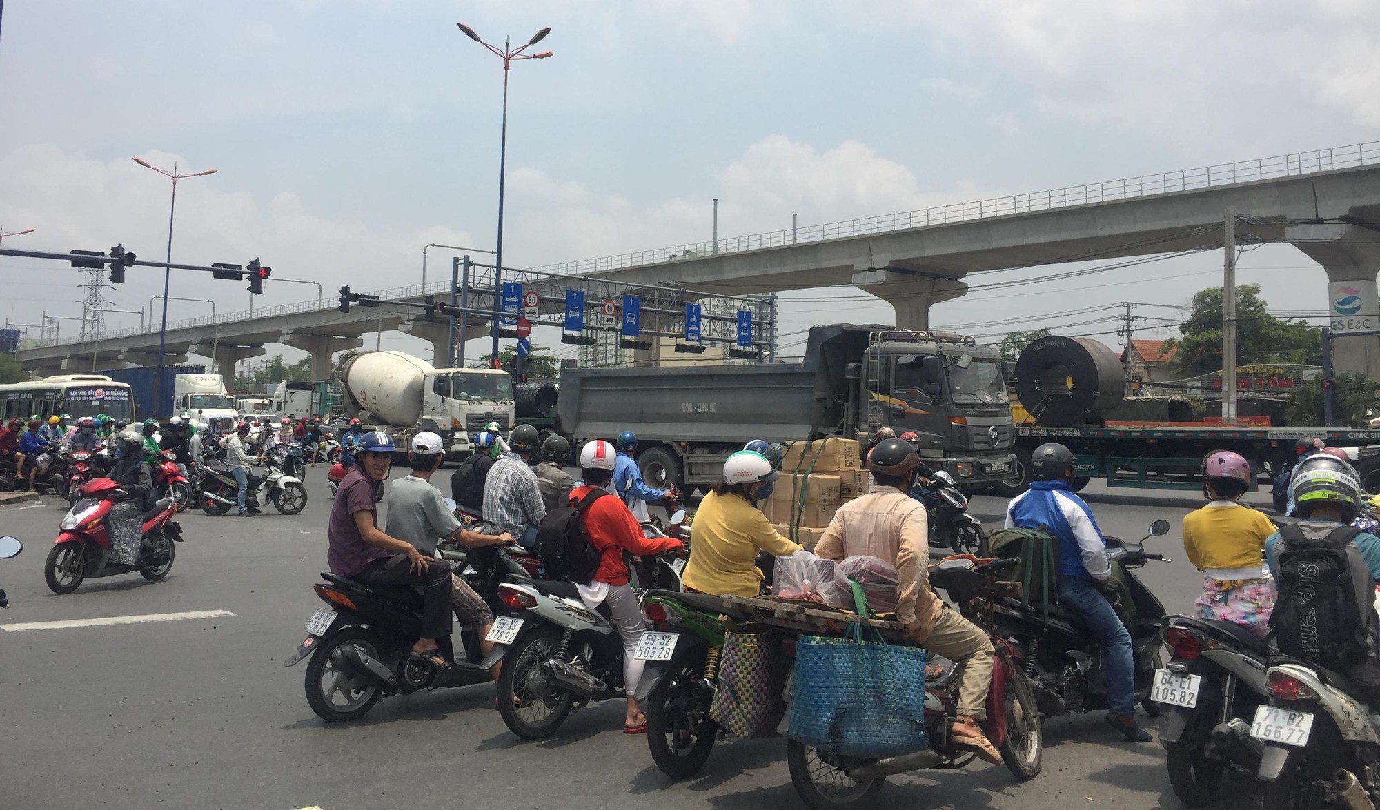 D&ograve;ng người đ&aacute;nh vật với kẹt xe, nắng n&oacute;ng tr&ecirc;n xa lộ H&agrave; Nội - Ảnh 5.