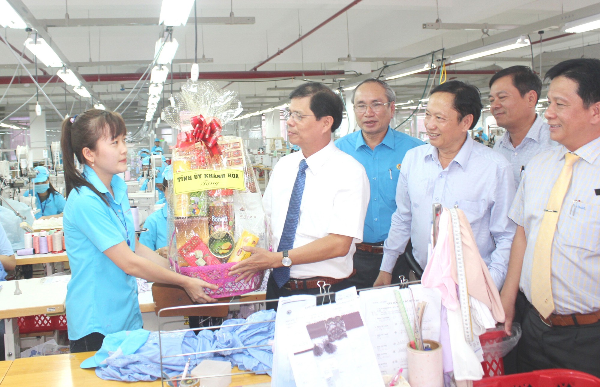 Khánh Hòa: Biểu dương 10 doanh nghiệp vì NLĐ - Ảnh 1.