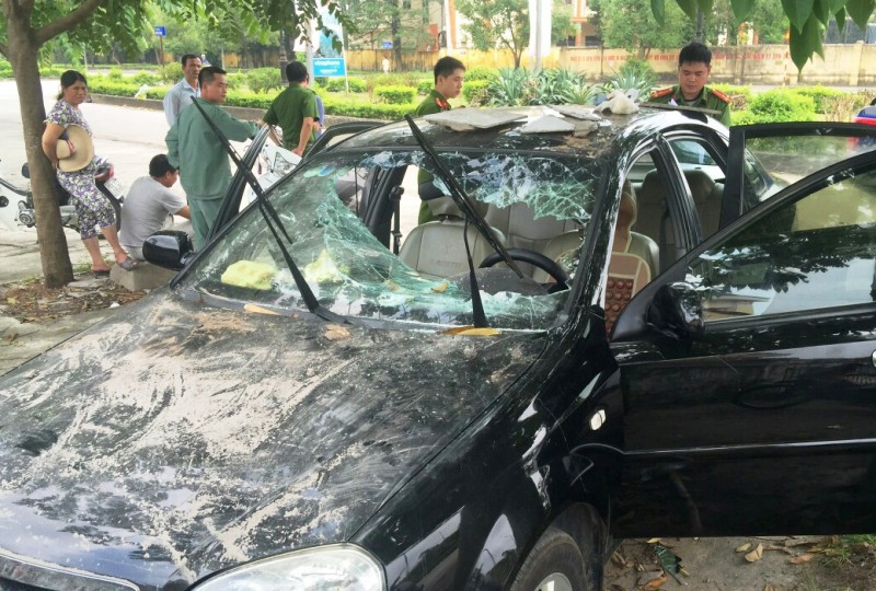 Nam thanh niên bất ngờ cầm gạch đập phá xe ôtô giữa trưa nắng nóng - Ảnh 2.