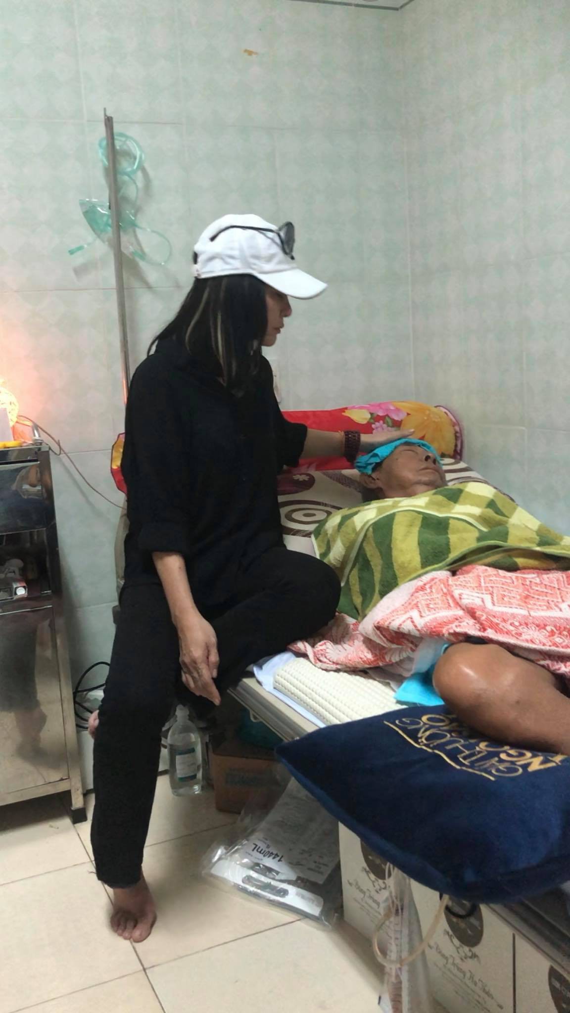 Nghệ sĩ Lê Bình sốt cao, mê sảng và không còn ăn uống được