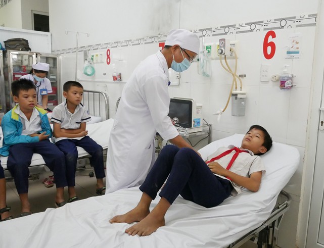 H&agrave;ng chục học sinh nhập viện sau khi uống sữa - Ảnh 2.