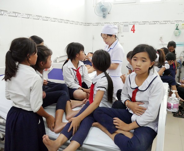 Hàng chục học sinh nhập viện sau khi uống sữa