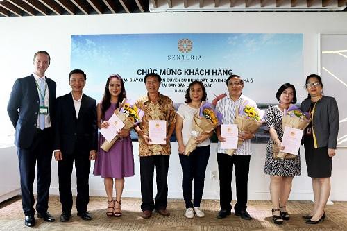 85 cư dân đầu tiên của Senturia Vườn Lài nhận bàn giao sổ hồng - Ảnh 1.