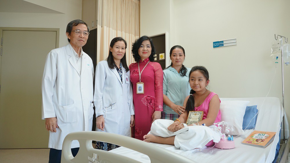 C&ocirc; b&eacute; bất ngờ lộ bệnh hiếm sau khi va v&agrave;o cạnh b&agrave;n - Ảnh 2.