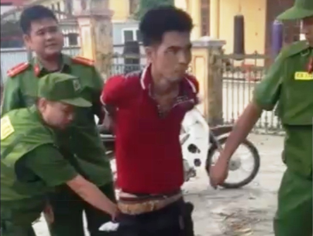Nam thanh niên bất ngờ cầm gạch đập phá xe ôtô giữa trưa nắng nóng