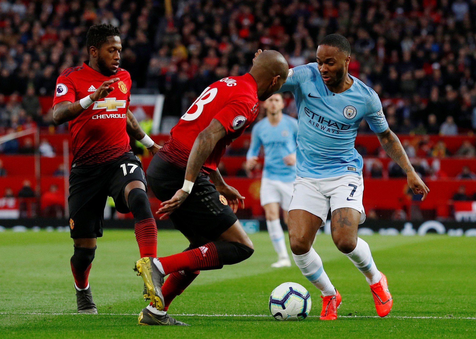 Hạ gục Man United trận derby, Man City tiến sát ngôi vô địch
