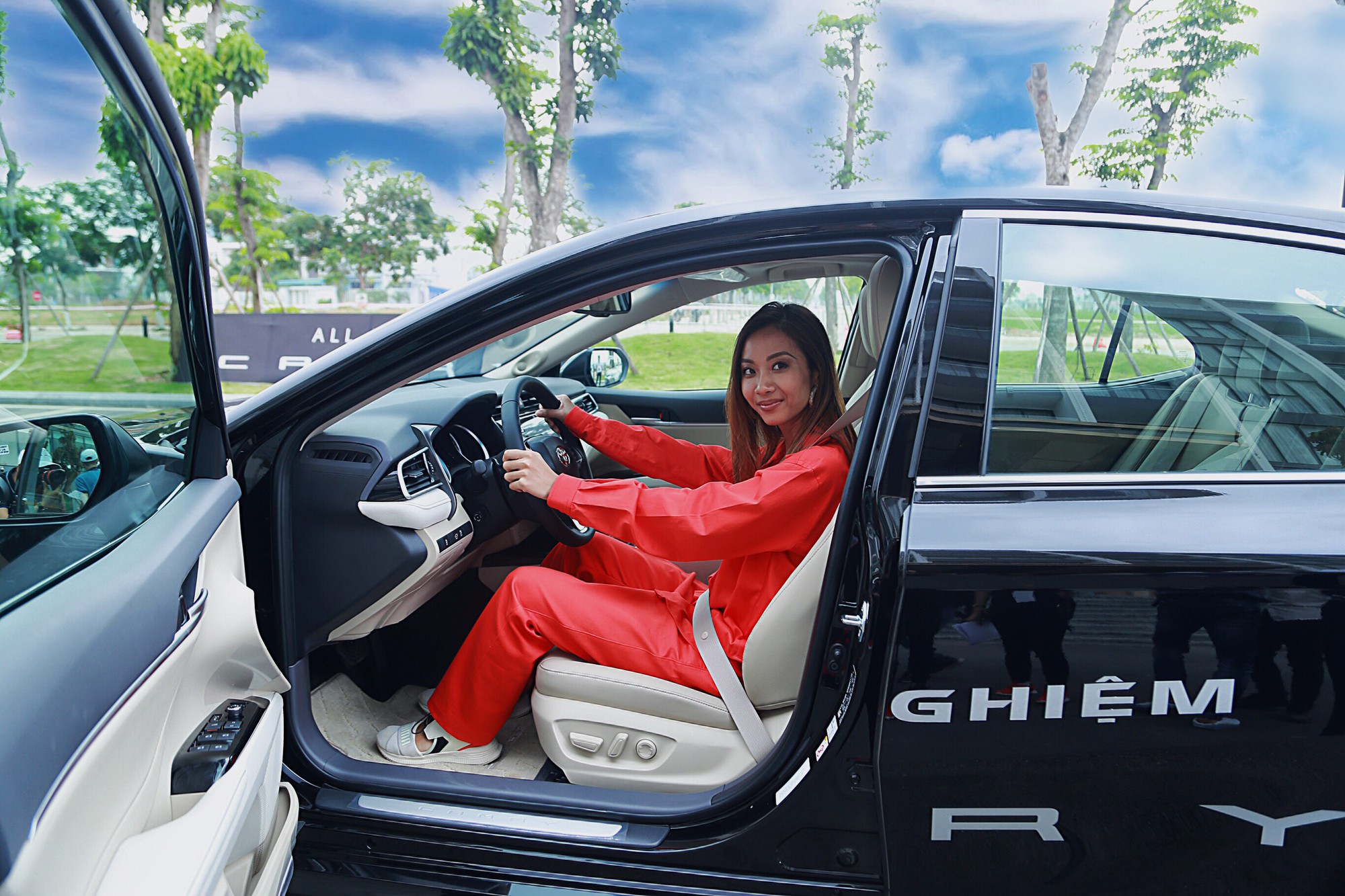Toyota Camry 2019 vừa ra mắt, đại lý đã tung chiêu "mua bia kèm lạc"
