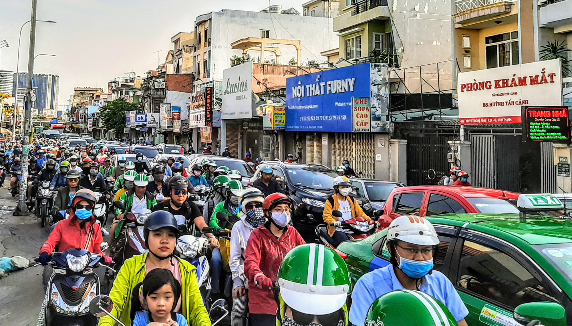 Dòng người "rồng rắn" đổ về bến xe, sân bay nghỉ lễ 30-4 và 1-5
