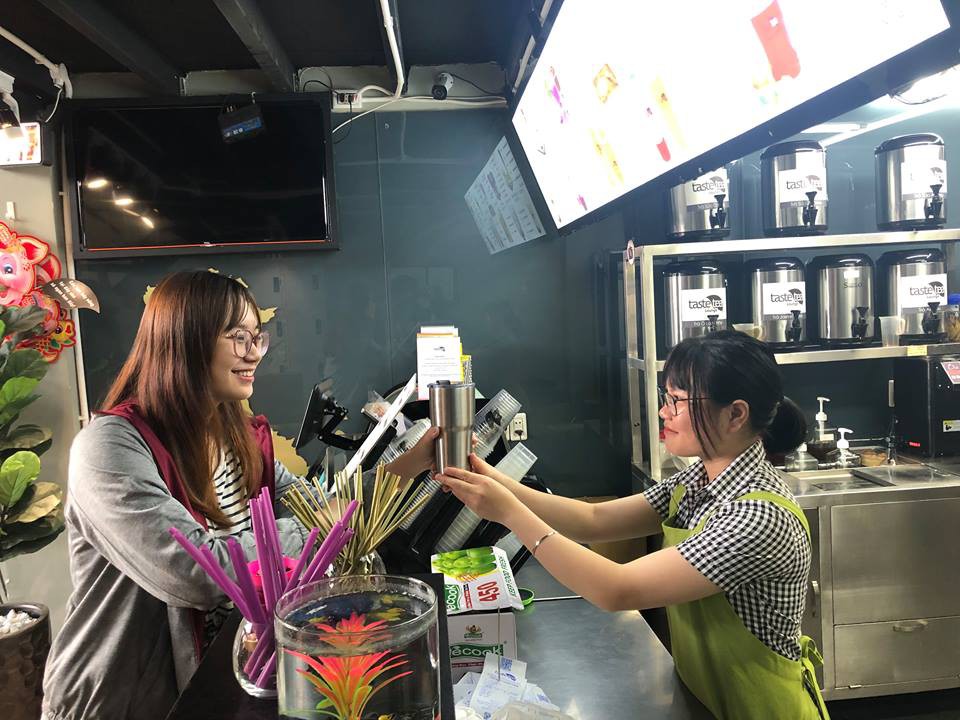 Uống trà sữa kiểu mới