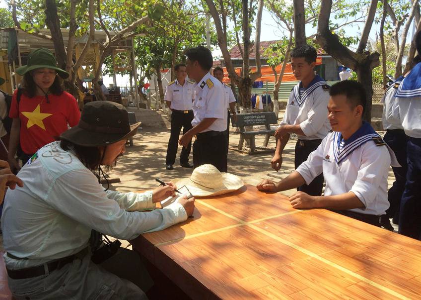 Kiều bào Mỹ ký họa chân dung chiến sĩ tại Trường Sa - Ảnh 6.