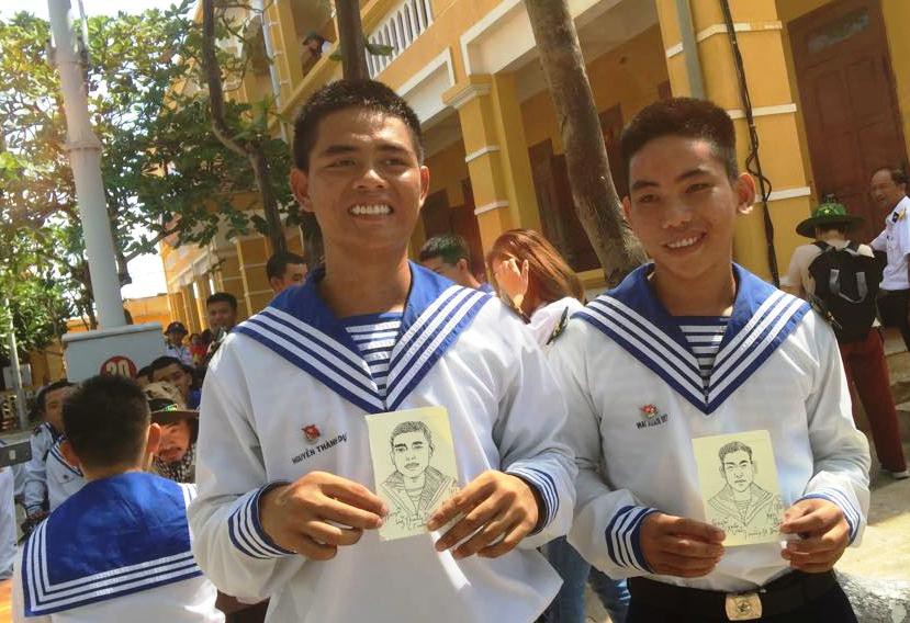 Kiều bào Mỹ ký họa chân dung chiến sĩ tại Trường Sa - Ảnh 16.