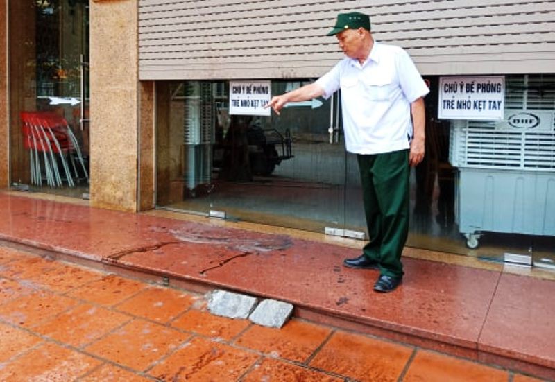Nửa đêm nghe tiếng động lạ, sáng ra thấy mắm thối đầy cửa nhà