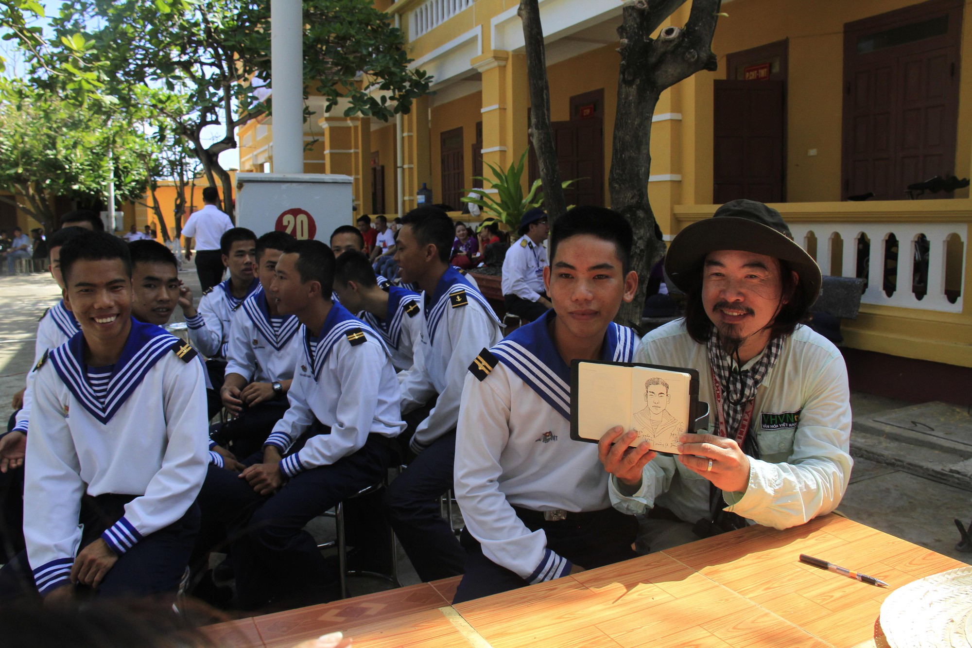 Kiều bào Mỹ ký họa chân dung chiến sĩ tại Trường Sa - Ảnh 15.