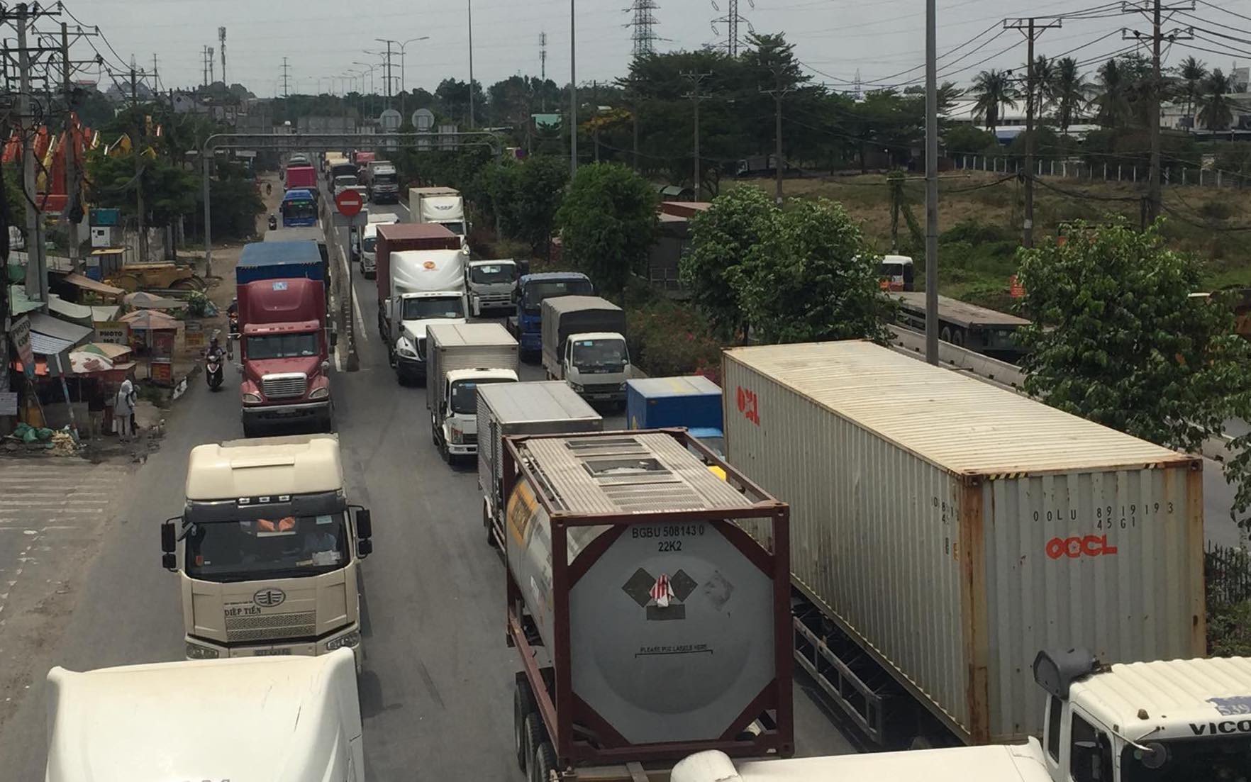 Nghi tự tử, nam thanh ni&ecirc;n lao đầu v&agrave;o xe container - Ảnh 2.