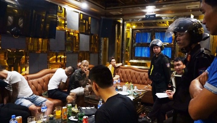 Hơn 120 công an ập vào quán karaoke và khách sạn, bắt hàng chục đối tượng gái gọi và bay lắc - Ảnh 1.