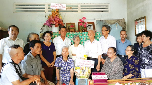Đưa anh hùng về với anh hùng