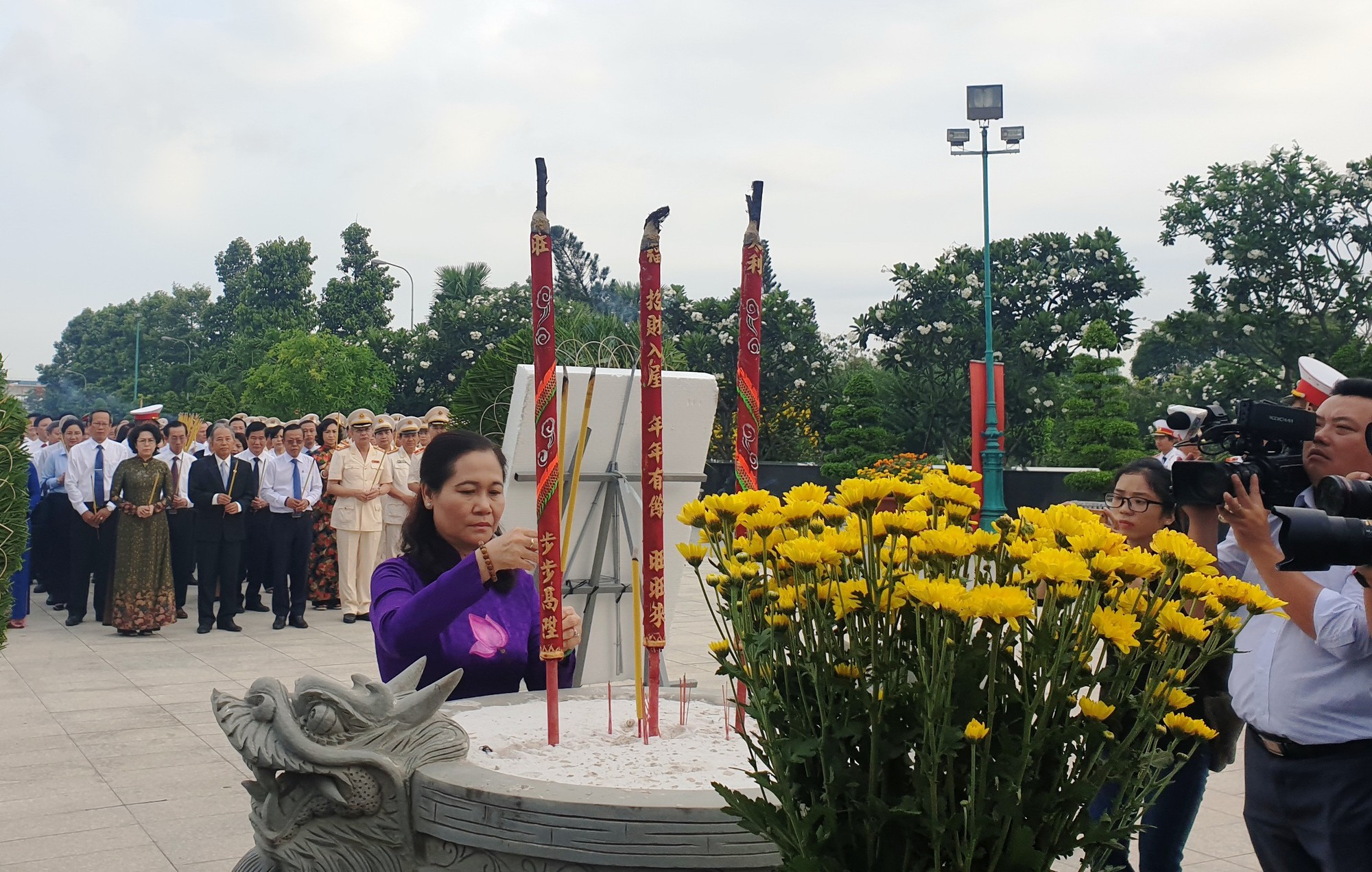 Lãnh đạo TP HCM dâng hương Chủ tịch Hồ Chí Minh - Ảnh 5.