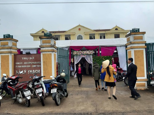 Tổ chức đám cưới tại trụ sở xã trong giờ hành chính