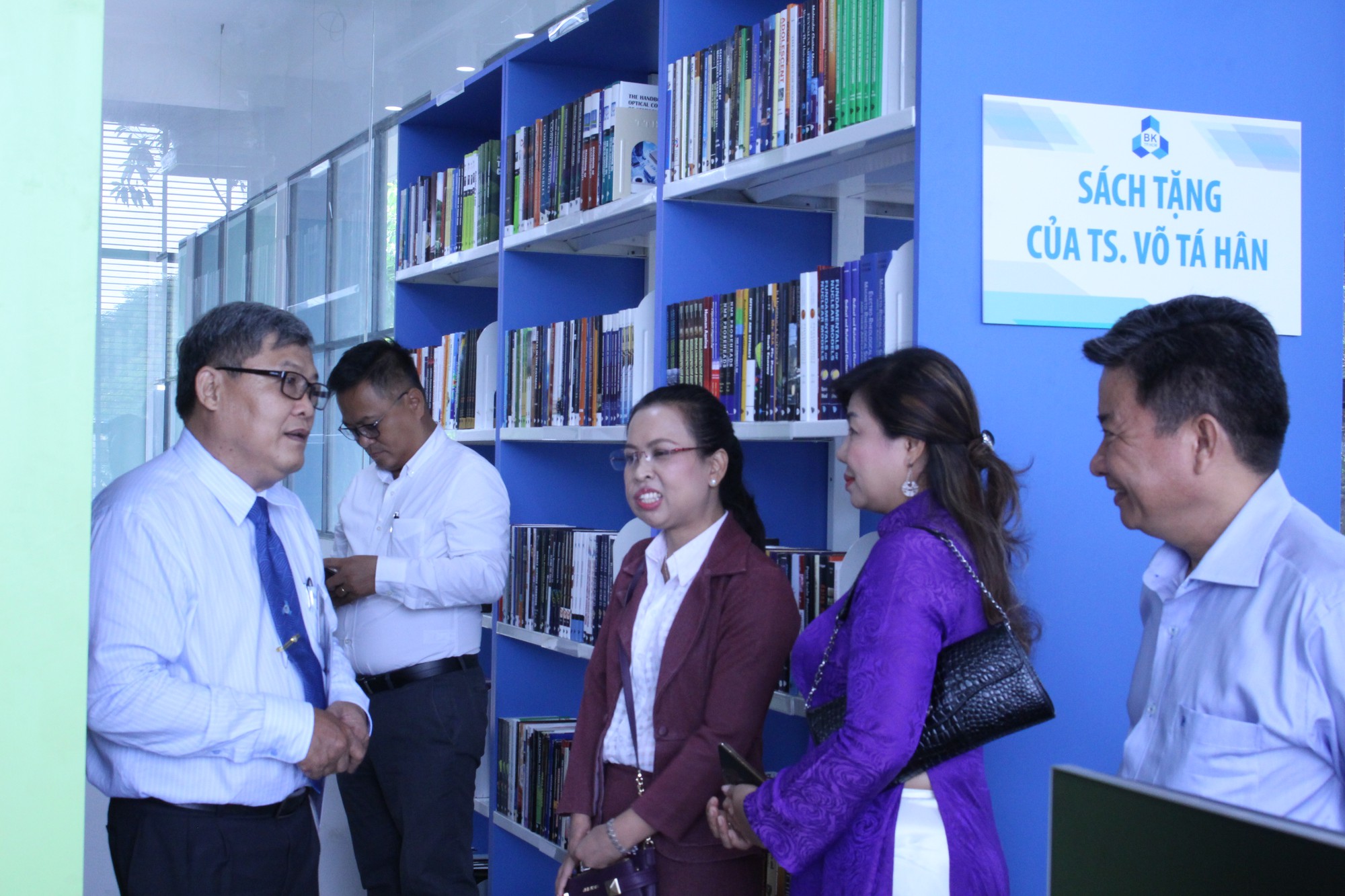 Tiến sĩ Võ Tá Hân tặng sinh viên hơn 1.300 cuốn sách