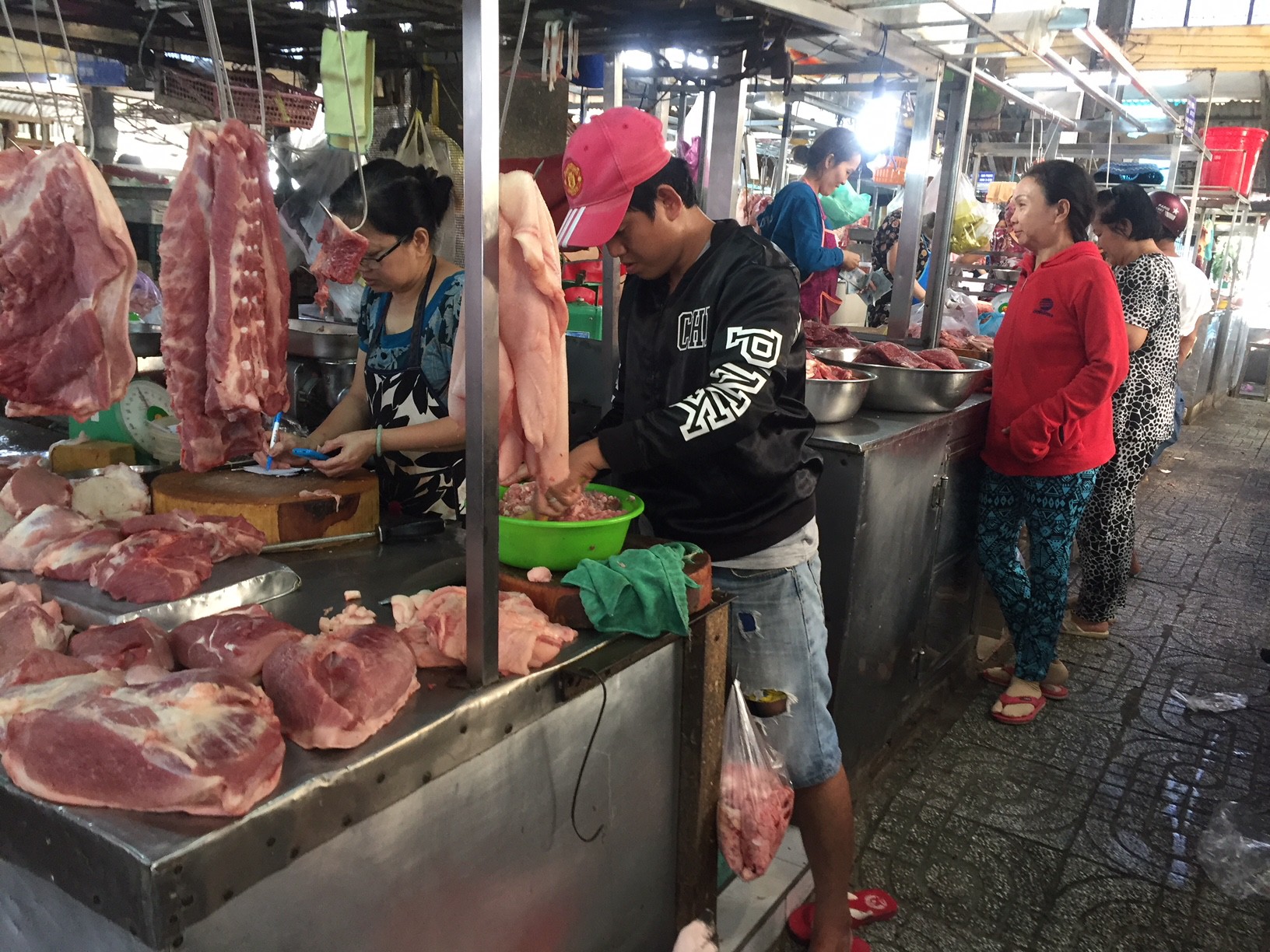 Thịt c&aacute;, hải sản đầy chợ, gi&aacute; kh&ocirc;ng tăng trong ng&agrave;y đầu nghỉ lễ - Ảnh 3.