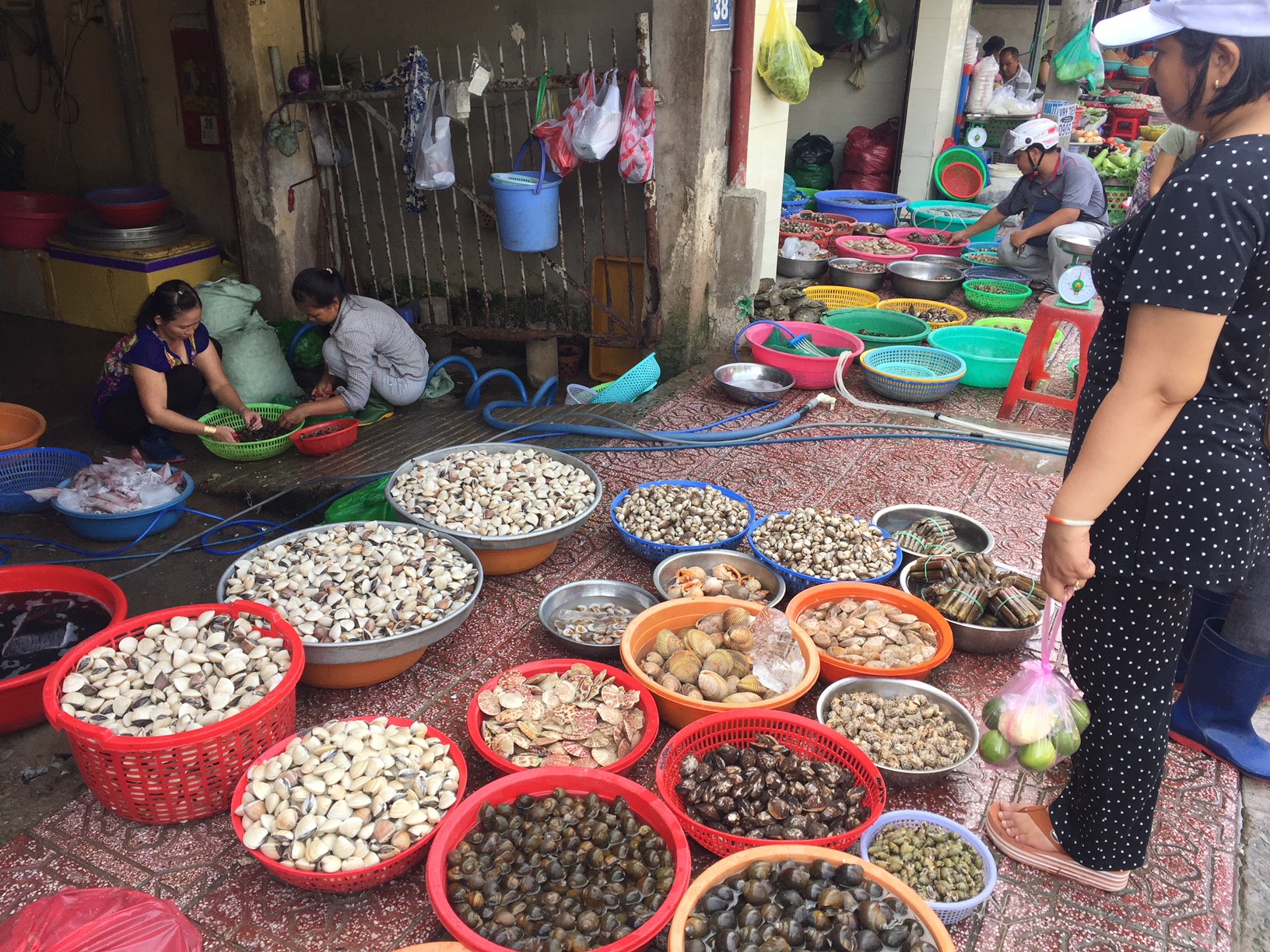 Thịt c&aacute;, hải sản đầy chợ, gi&aacute; kh&ocirc;ng tăng trong ng&agrave;y đầu nghỉ lễ - Ảnh 2.