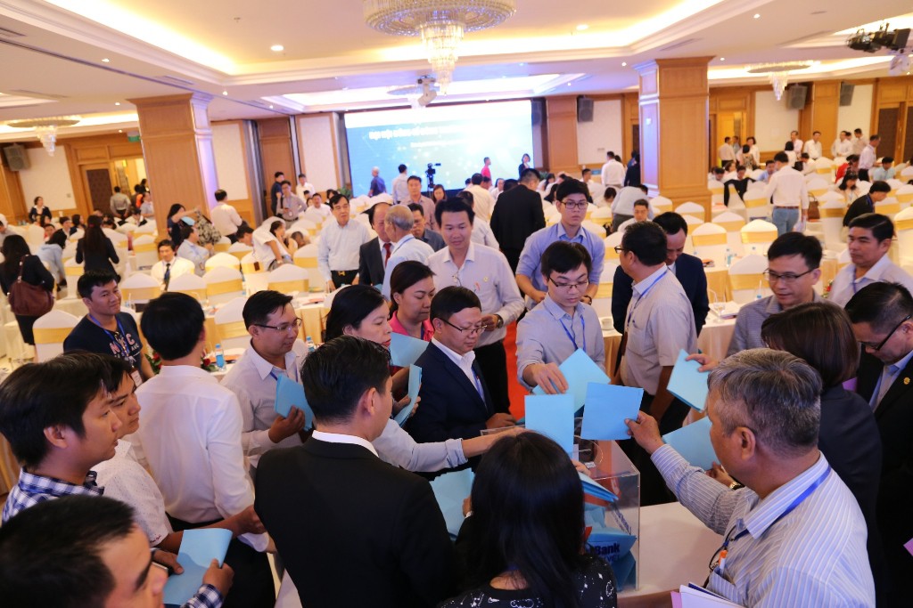 Cổ đông sốt ruột muốn ngân hàng sớm niêm yết lên sàn - Ảnh 1.