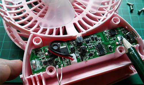 Nguy cơ cháy nổ từ quạt sạc mini giá rẻ - Ảnh 2.