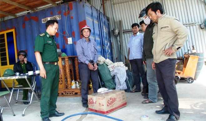 Phát hiện cặp vợ chồng tàng trữ hơn nửa tấn thuốc nổ và  1.000 kíp nổ