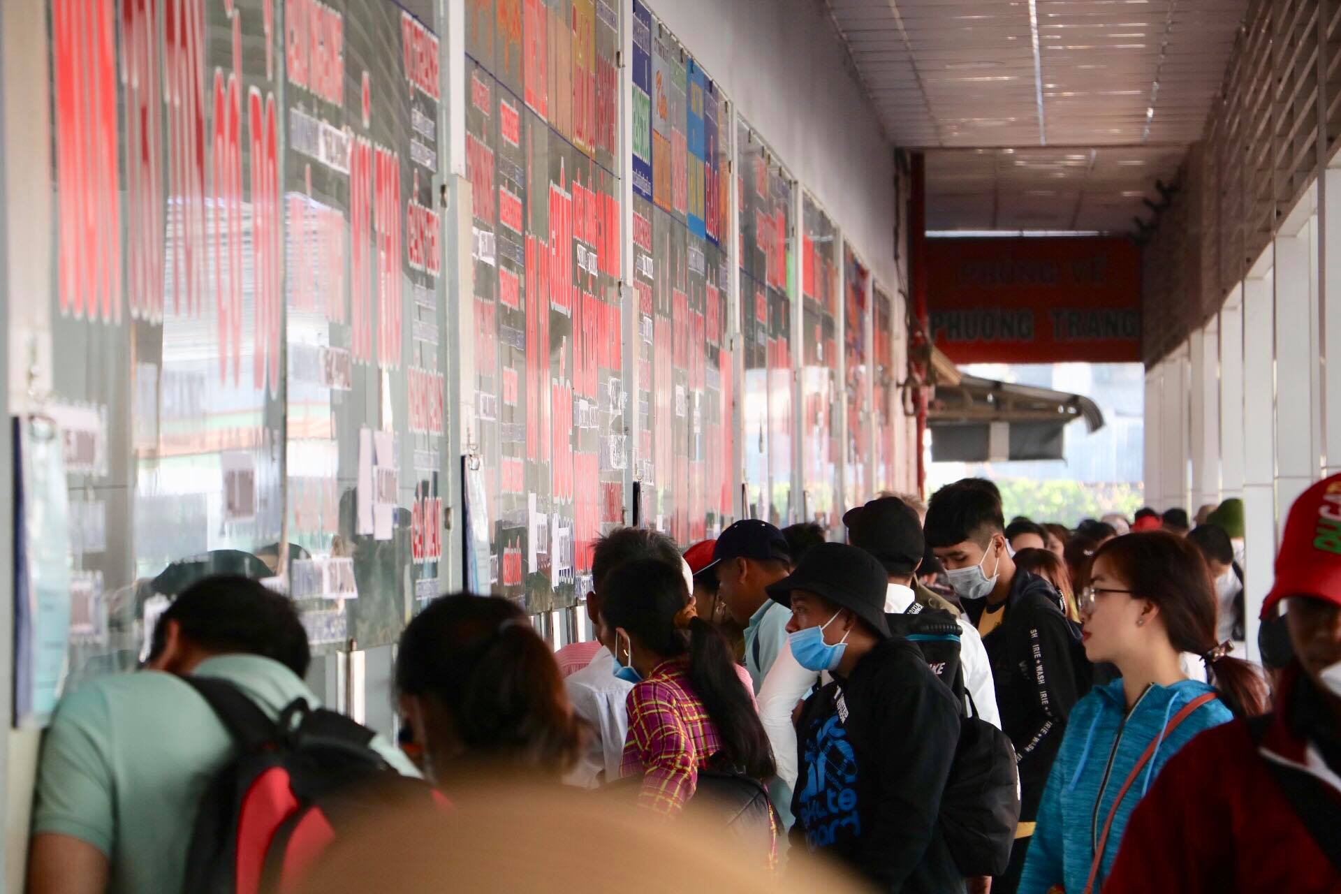 Đổ xô đi nghỉ lễ, nhiều tuyến đường TP HCM ùn ứ kéo dài - Ảnh 2.