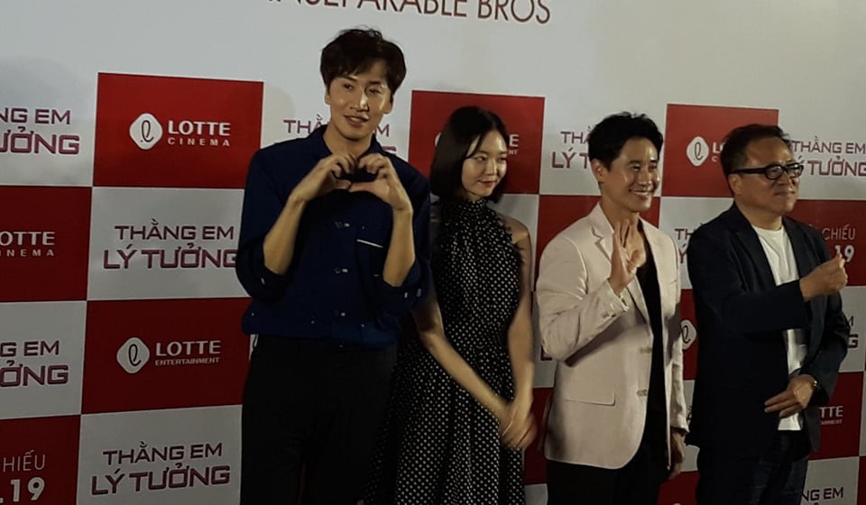 Hươu cao cổ Lee Kwang Soo rạng rỡ tại TP HCM - Ảnh 1.