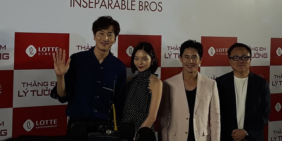 "Hươu cao cổ" Lee Kwang Soo rạng rỡ tại TP HCM