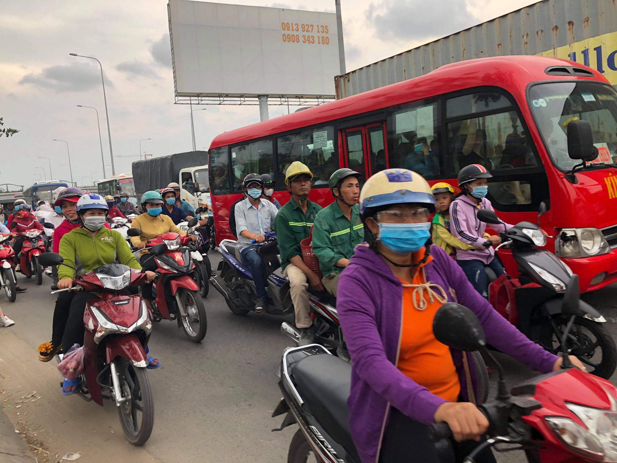 Đổ xô đi nghỉ lễ, nhiều tuyến đường TP HCM ùn ứ kéo dài - Ảnh 4.