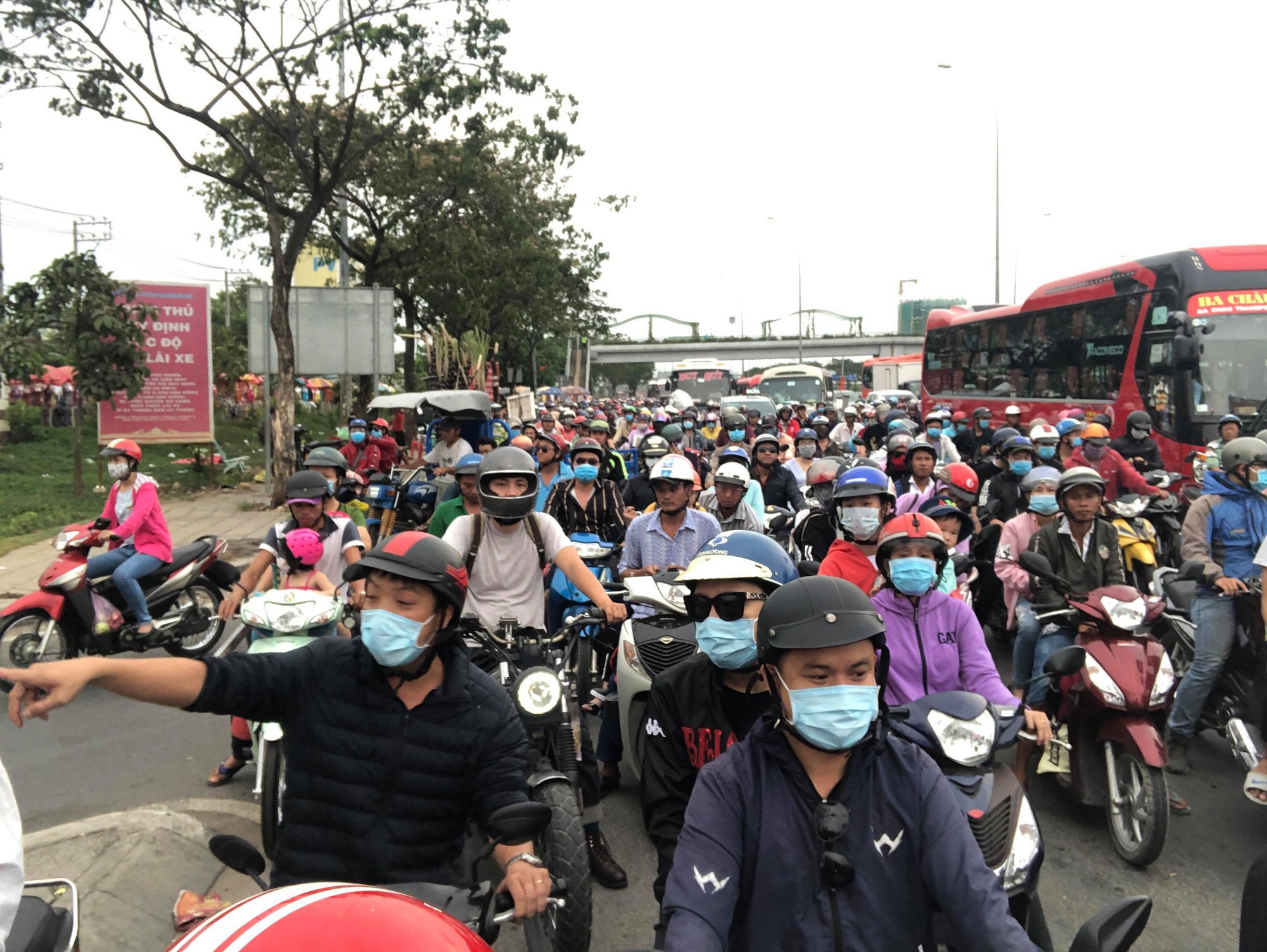 Đổ xô đi nghỉ lễ, nhiều tuyến đường TP HCM ùn ứ kéo dài