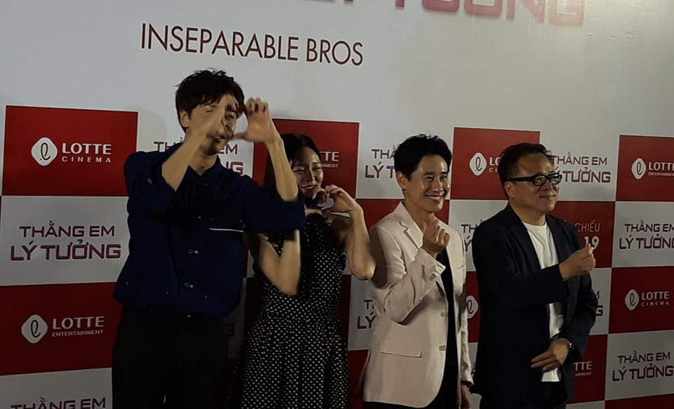 Hươu cao cổ Lee Kwang Soo rạng rỡ tại TP HCM - Ảnh 2.