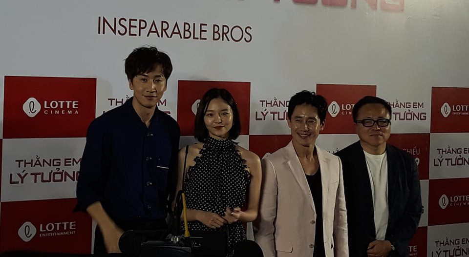 Hươu cao cổ Lee Kwang Soo rạng rỡ tại TP HCM - Ảnh 3.