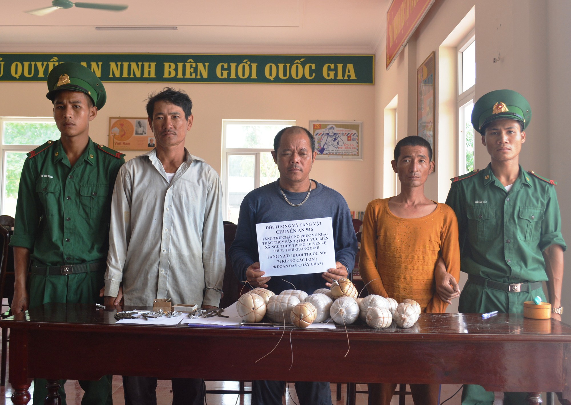 Tạm giữ 4 ngư dân đưa 18 quả mìn tự chế ra biển đánh cá - Ảnh 1.