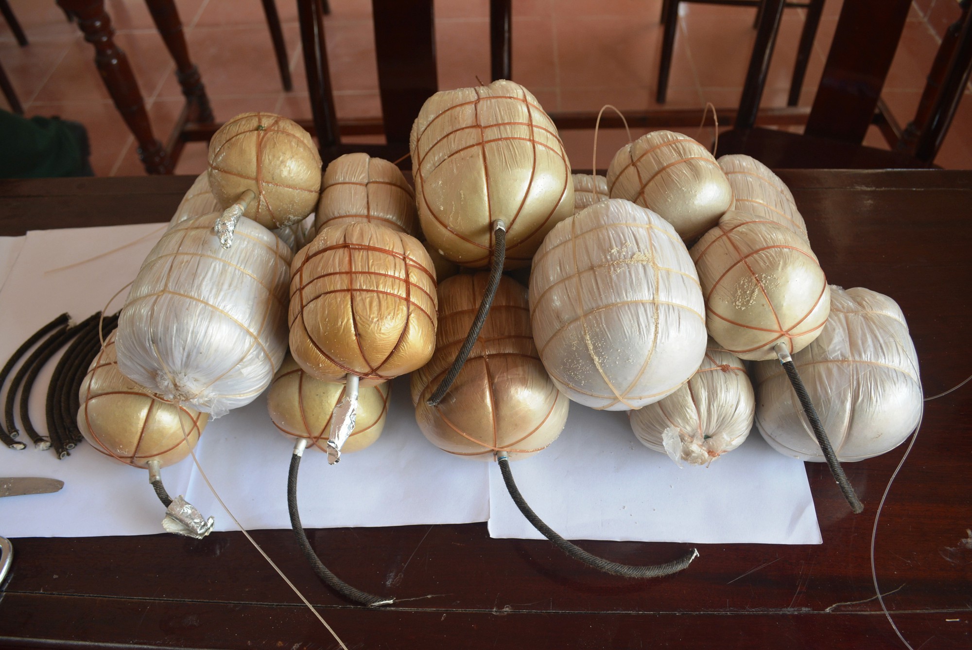 Tạm giữ 4 ngư dân đưa 18 quả mìn tự chế ra biển đánh cá
