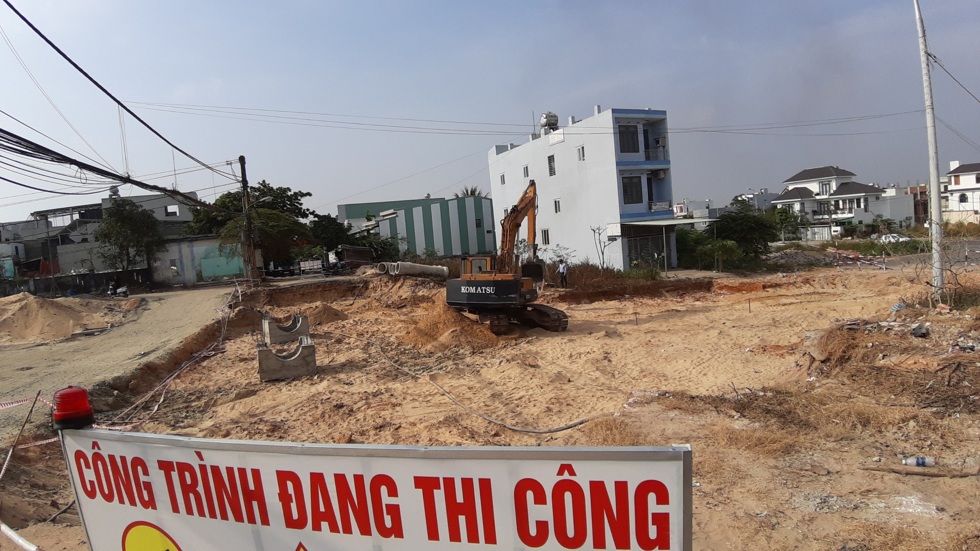 Cận cảnh 1 km đường, thi công hơn 4 năm vẫn chưa xong - Ảnh 2.