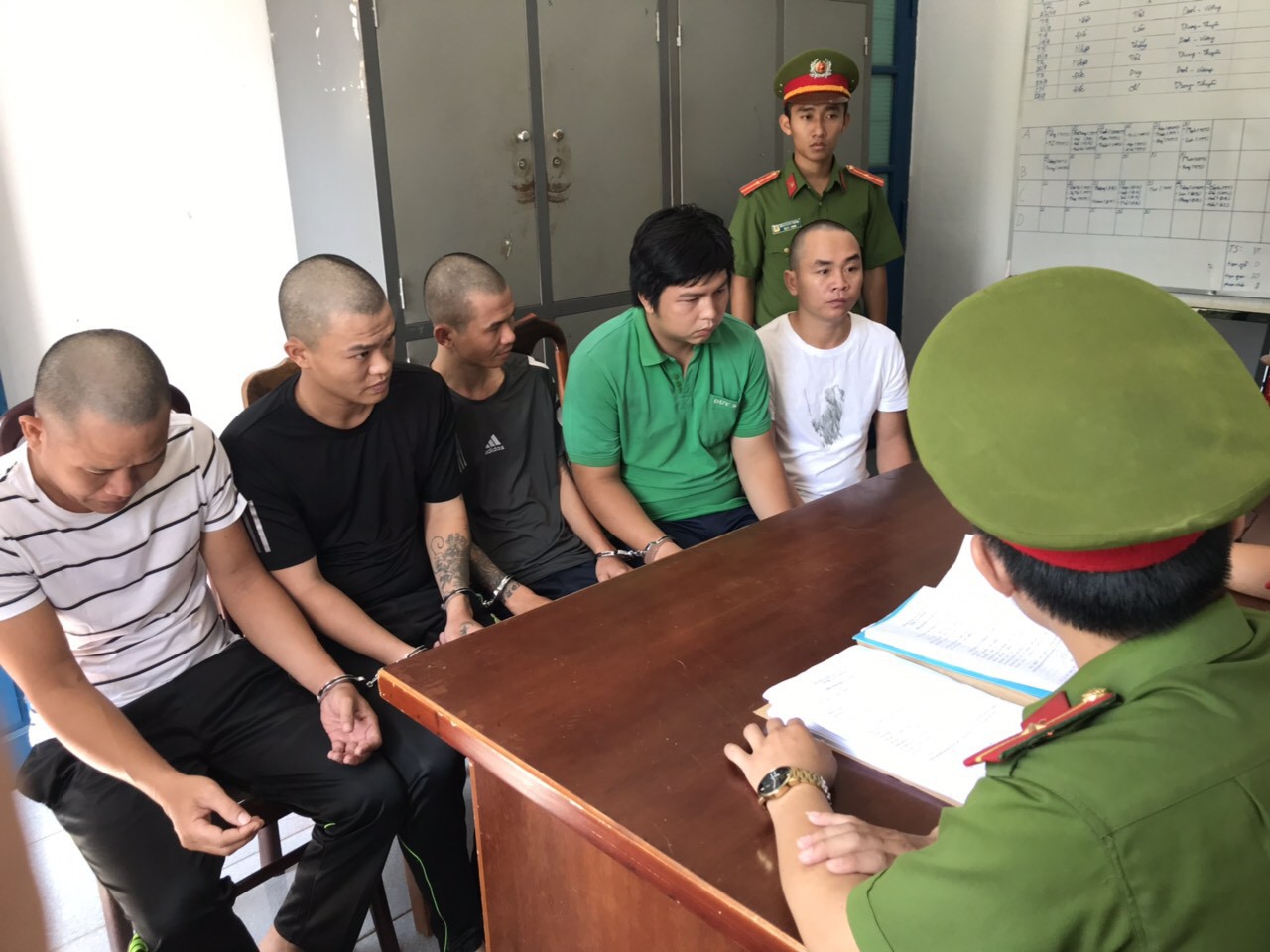 Bắt quả tang nh&oacute;m c&ocirc;n đồ đ&ograve;i tiền bảo k&ecirc; thu mua sầu ri&ecirc;ng - Ảnh 1.