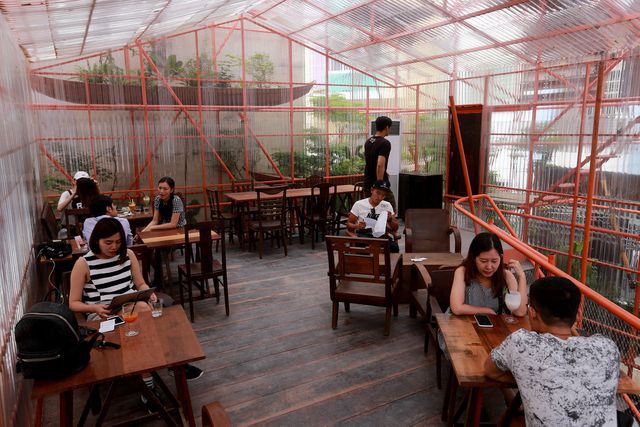 Độc lạ quán cà phê giàn giáo, khách tò mò ở TP HCM - Ảnh 7.